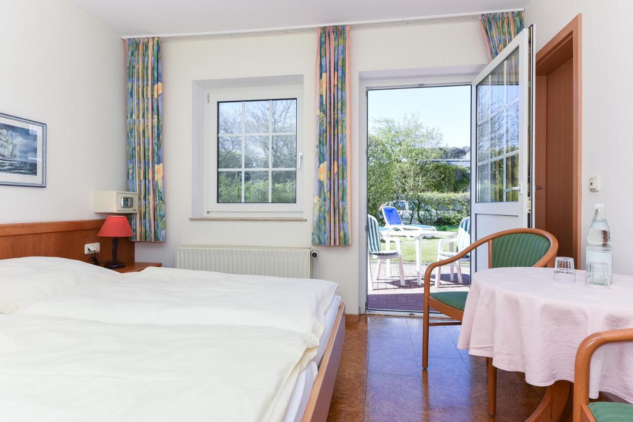 Hotel-Pension Stoertebeker Bensersiel Buitenkant foto
