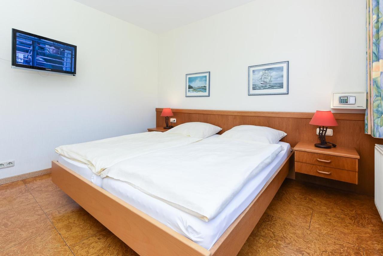 Hotel-Pension Stoertebeker Bensersiel Buitenkant foto