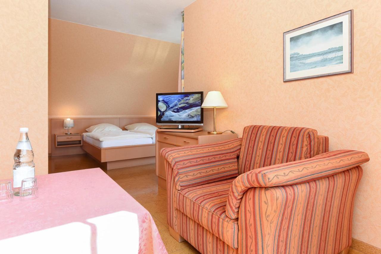 Hotel-Pension Stoertebeker Bensersiel Buitenkant foto