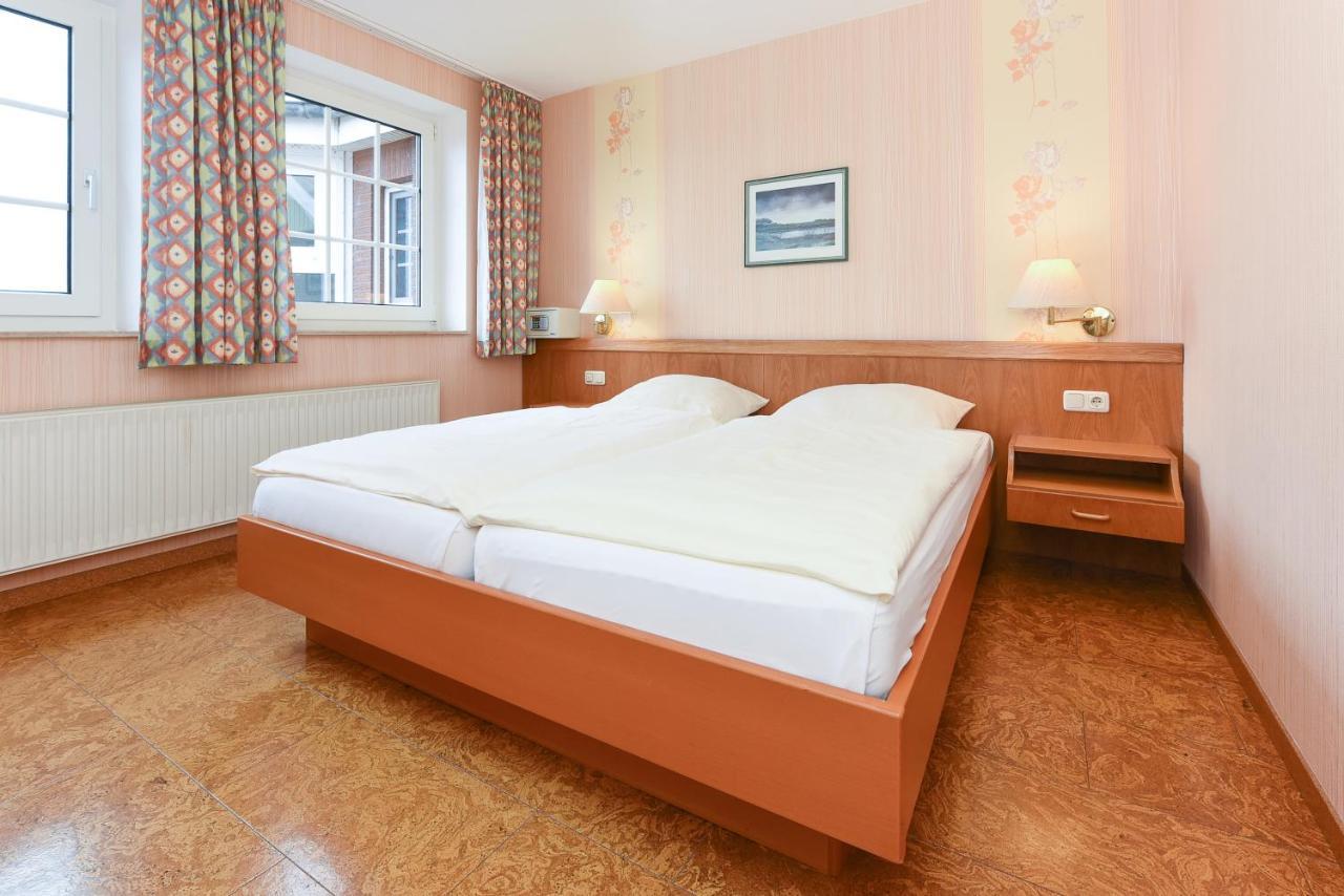 Hotel-Pension Stoertebeker Bensersiel Buitenkant foto