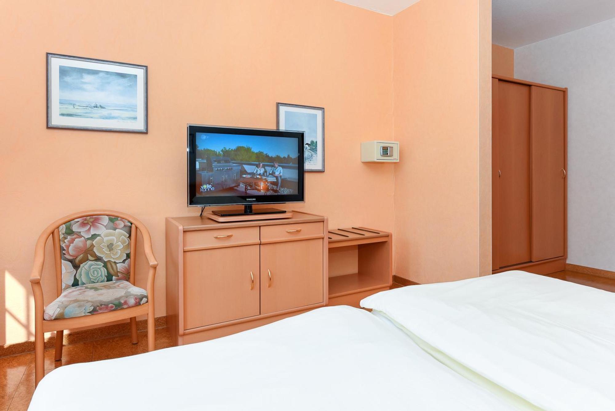 Hotel-Pension Stoertebeker Bensersiel Buitenkant foto