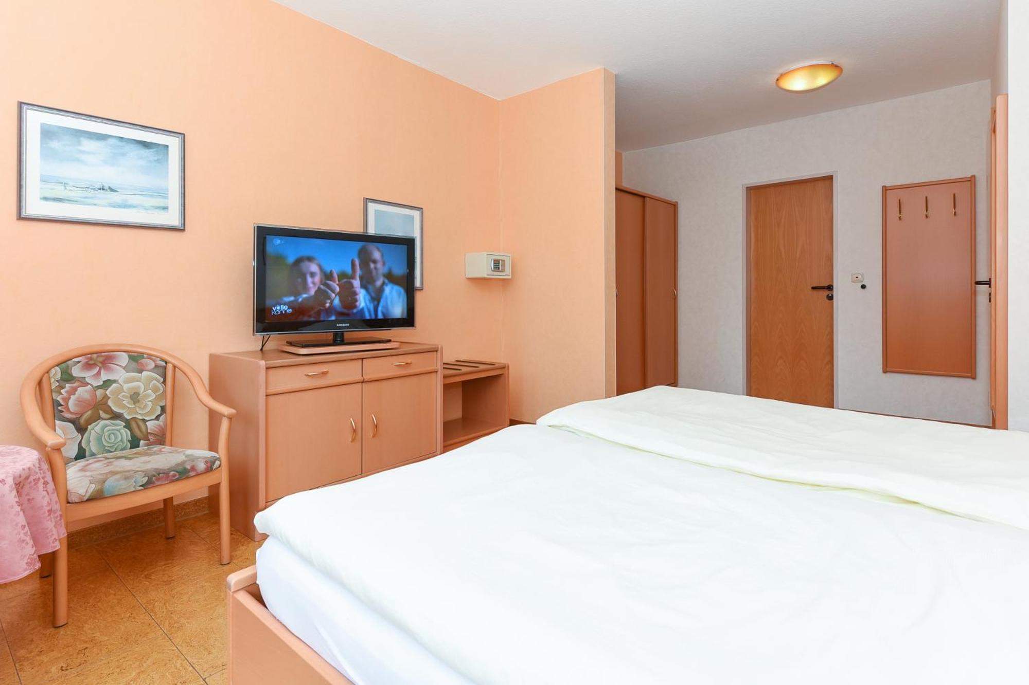 Hotel-Pension Stoertebeker Bensersiel Buitenkant foto
